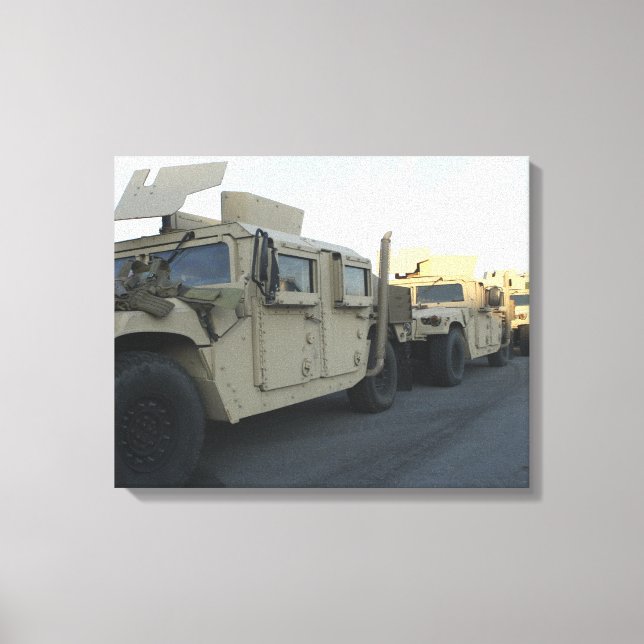Toile Des Humvees s'assoient sur la jetée de Morehead Ci (Recto)