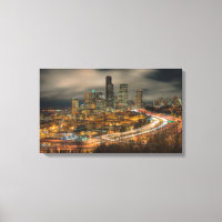 Des traînées légères de voitures la nuit