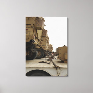 Toile Des véhicules militaires sont fermés à clef ver
