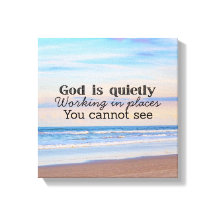 Dieu travaille la typographie chrétienne Biblique