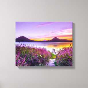 Toile dock en bois brun entre le champ de fleurs de lava