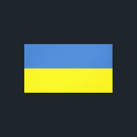 Toile Drapeau ukrainien Slava Ukraini С л а в а р У к  d<br><div class="desc">Les couleurs du drapeau ukrainien, bleu et jaune, flottent depuis des siècles sur une terre riche d'histoire et d'esprit. Le bleu représente le vaste ciel ukrainien, tandis que le jaune symbolise les champs de blé doré qui s'étendent à travers ses plaines fertiles. Ce symbole simple mais puissant est devenu un...</div>