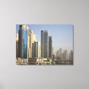 Toile EAU, Dubaï. Des tours de marina avec des bateaux à