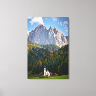 Toile Église en face des montagnes des Dolomites en Ita