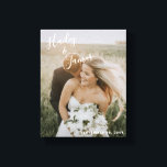 Toile Élégant Mariage photo moderne<br><div class="desc">Toile enveloppée d'une galerie mariage moderne avec un design simple avec vos noms dans un élégant script manuscrit en haut à gauche et votre date mariage en bas à droite, sur votre photo préférée. Le lettrage chic à la main apporte une touche romantique. Affichez votre photo de fiançailles préférée à...</div>