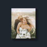 Toile Élégant Mariage photo moderne<br><div class="desc">Toile enveloppée d'une galerie mariage moderne avec un design simple avec vos noms dans un élégant script manuscrit en haut à gauche et votre date mariage en bas à droite, sur votre photo préférée. Le lettrage chic à la main apporte une touche romantique. Affichez votre photo de fiançailles préférée à...</div>