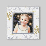 Toile Elégante Silver et Gold Snowflakes Photo de vacanc<br><div class="desc">Ajoutez un peu d'étincelle à votre maison cette saison de vacances avec cette toile qui peut être personnalisée avec votre propre photo! L'élégante conception comporte un motif de bordure de flocons d'argent et d'or qui a une apparence texturée de parties scintillant avec un arrière - plan blanc.</div>