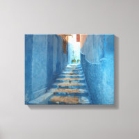 Escalier bleu étroit au Maroc