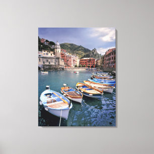 Toile Europe, Italie, Vernazza. Bateaux aux couleurs viv