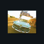 Toile Fameux motel Blue Swallow sur la route 66<br><div class="desc">Tucumcari,  Nouveau-Mexique. Fameux motel Blue Swallow sur la route 66 avec une vieille voiture garée devant.</div>