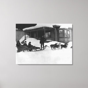 Toile Famille voyageant par le traîneau de chien en