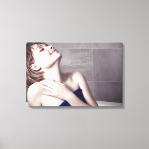 Toile Femme dans les toilettes