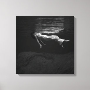 Toile Femme noire et blanche dans l'eau Photographie