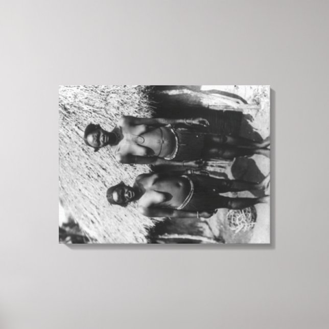 Toile Femmes nubiennes debout devant la photo de la caba (Recto)