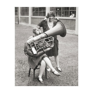 Toile Fille jouant Tuba, 1928