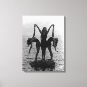 Toile Filles dans la pose sur une roche dans l'eau