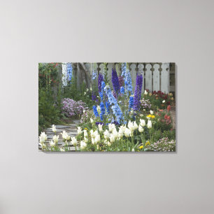 Toile Fleurs printanières le long d'un chemin de jardin,