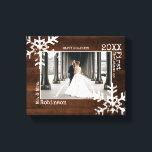 Toile Flocon de neige en bois rustique photo de Noël nou<br><div class="desc">Customisez cette toile avec une photo de mariage ou une photo de vous et de votre nouveau mari ou femme jouissant de la vie ensemble. Parfait pour les jeunes mariés,  ce canevas présente des flocons de neige en détresse et une police de machine à écrire.</div>