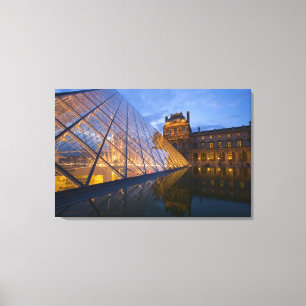 Toile France, Paris. Le Louvre au crépuscule. Crédit 2