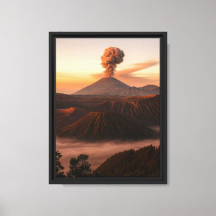 Toile Fumoir Volcan au lever du soleil sur Foggy Valley