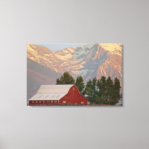 Toile Grange rouge vif sur fond de montagnes Mission dan