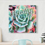 Toile Green Cactus Photo Modern Beauty Cote Script Bold<br><div class="desc">J’ai toujours été fasciné par la longévité et la beauté des cactus qui se développent dans les conditions les plus difficiles. Admirez la splendeur du désert avec cette photo de gros plan époustouflante d'un cactus rose, vert menthe, en fleurs. Fait un grand cadeau stimulant et inspirant! Vous pouvez facilement personnaliser...</div>