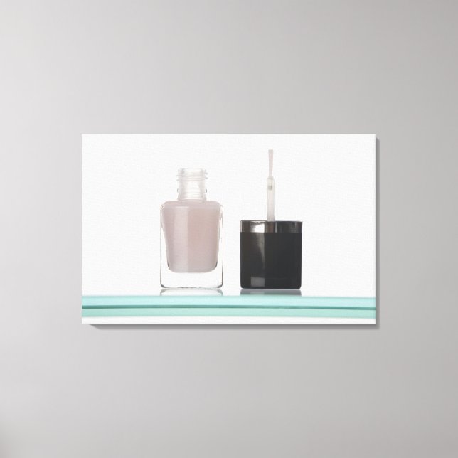 Toile Gros plan d'une bouteille de vernis à ongles (Recto)