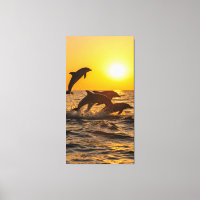 groupe de dauphins saute joyeusement des vagues