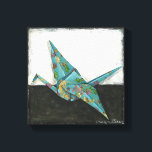 Toile Grue Origami aux motifs floraux<br><div class="desc">Le papier design floral a été utilisé pour fabriquer la grue origami qui se trouve au premier plan de cette pièce par Chariklia Zarris. On dirait que la grue est prête à prendre l'avion. Mettez ça sur votre mur et regardez la grue s'envoler !</div>