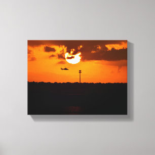 Toile Hélicoptère volant au coucher du soleil