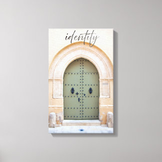 Toile Identité à travers la porte marocaine