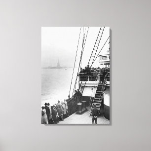 Toile Immigrés regardant la statue de la photo de