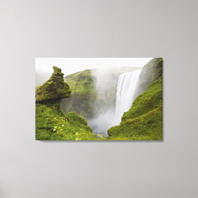 Toile Islande. La cascade de Skogarfoss plonge sur une (Recto)