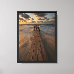 Toile Jetée en bois menant dans les vagues océaniques au