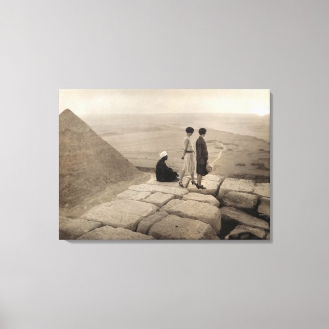 Toile Jeunes femmes Flapper au lever du soleil Pyramide  (Recto)