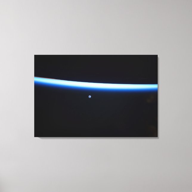 Toile La fine ligne de l'atmosphère terrestre et une lun (Recto)