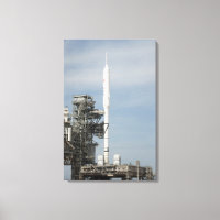 La fusée Ares I-X est vue sur la rampe de lancemen