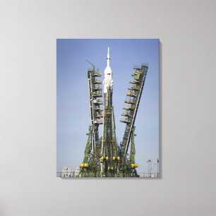 Toile La fusée de Soyuz est érigée en le place 4
