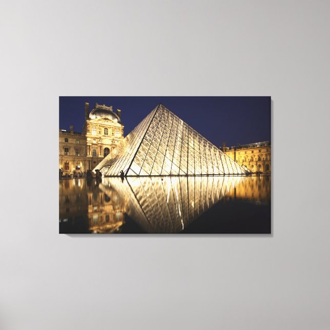 Toile La vue nocturne de la Pyramide de verre du Musée d (Recto)