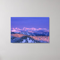 L'alpenglow frappe les sommets du Glacier