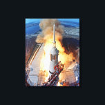 Toile Lancement de la fusée de l'alunissage d'Apollo 11<br><div class="desc">Le 16 juillet 1969 à 9h32 HAE, les bras pivotants s'écartent et un panache de flammes signale le décollage du véhicule spatial Apollo 11 Saturn V et des astronautes Neil A. Armstrong, Michael Collins et Edwin E. Aldrin, Jr. depuis le complexe de lancement 39A du centre spatial Kennedy de la...</div>