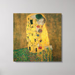 Toile Le baiser de Gustav Klimt<br><div class="desc">Le Kiss (Lovers) a été peint par le peintre symboliste autrichien Gustav Klimt entre 1908 et 1909, point culminant de sa "période d'or", lorsqu'il peignit un certain nombre d'oeuvres dans un style doré similaire. Carré parfait, la toile représente un couple d'embrassades, leurs corps entrecoupés de robes travaillées, décorés dans un...</div>