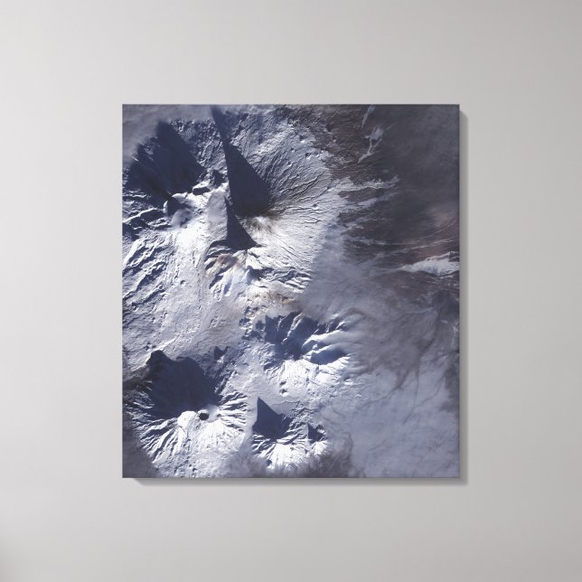 Toile Le volcan Bezymianny expose un modeste panache (Recto)