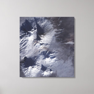 Toile Le volcan de Bezymianny montre une plume modeste