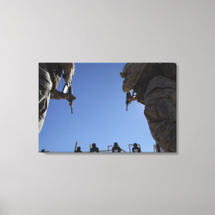 Toile Les marines changent des magazines au milieu de la