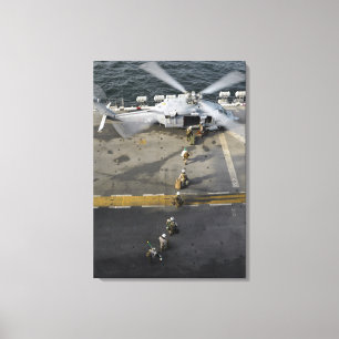 Toile Les marines disposent à embarquer un MH-60S