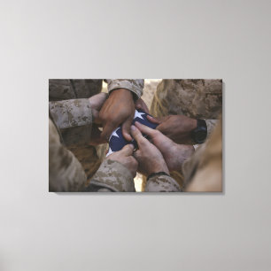 Toile Les marines plient un drapeau américain