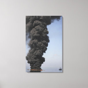 Toile Les nuages foncés de la fumée et du feu émergen