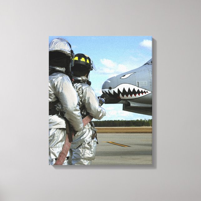 Toile Les pompiers déploient un tuyau d'incendie pendant (Recto)