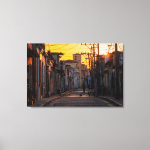 Toile Lever de soleil au-dessus de rue de ville de